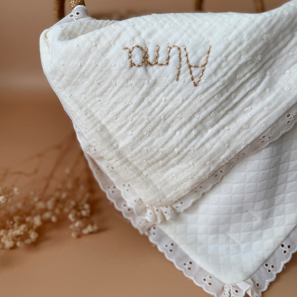 Couverture dentelée en maille matelassée et gaze plumetis écru