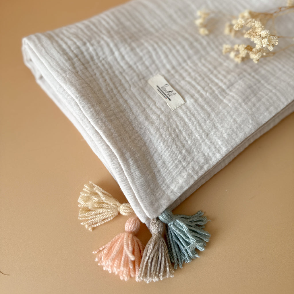 Couverture Beige Lin "plein été" en triple gaze de coton - Pompons acidulés