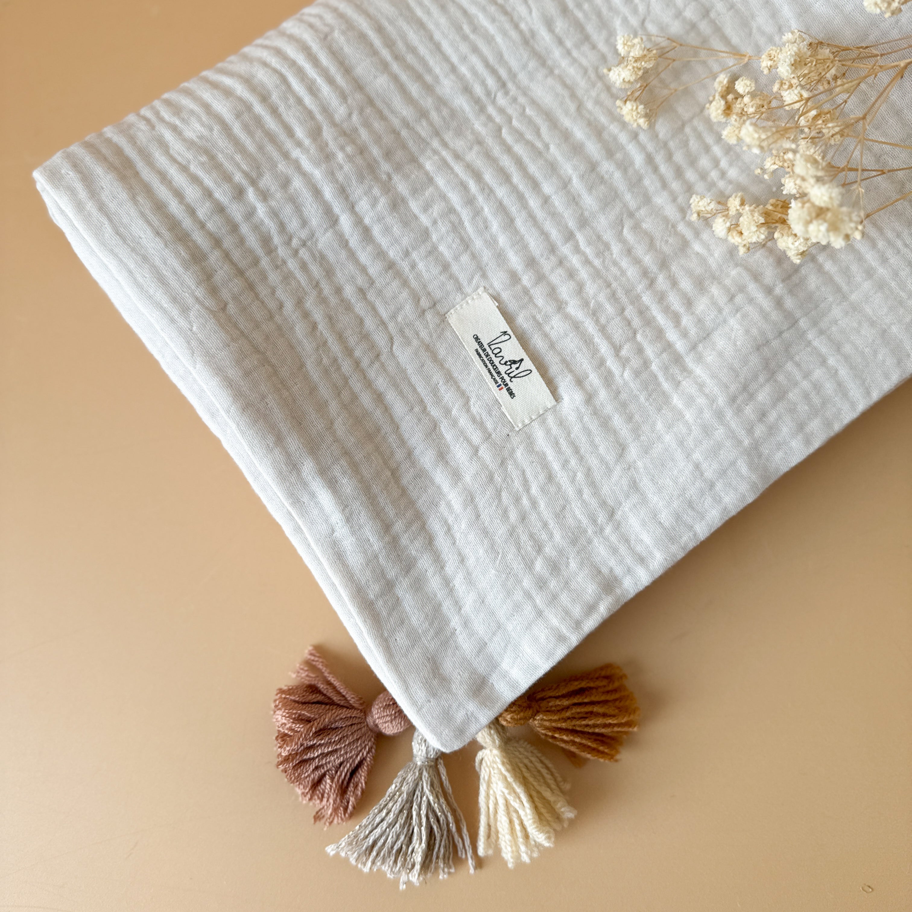 Couverture Beige Lin "plein été" en triple gaze de coton - Pompons naturels