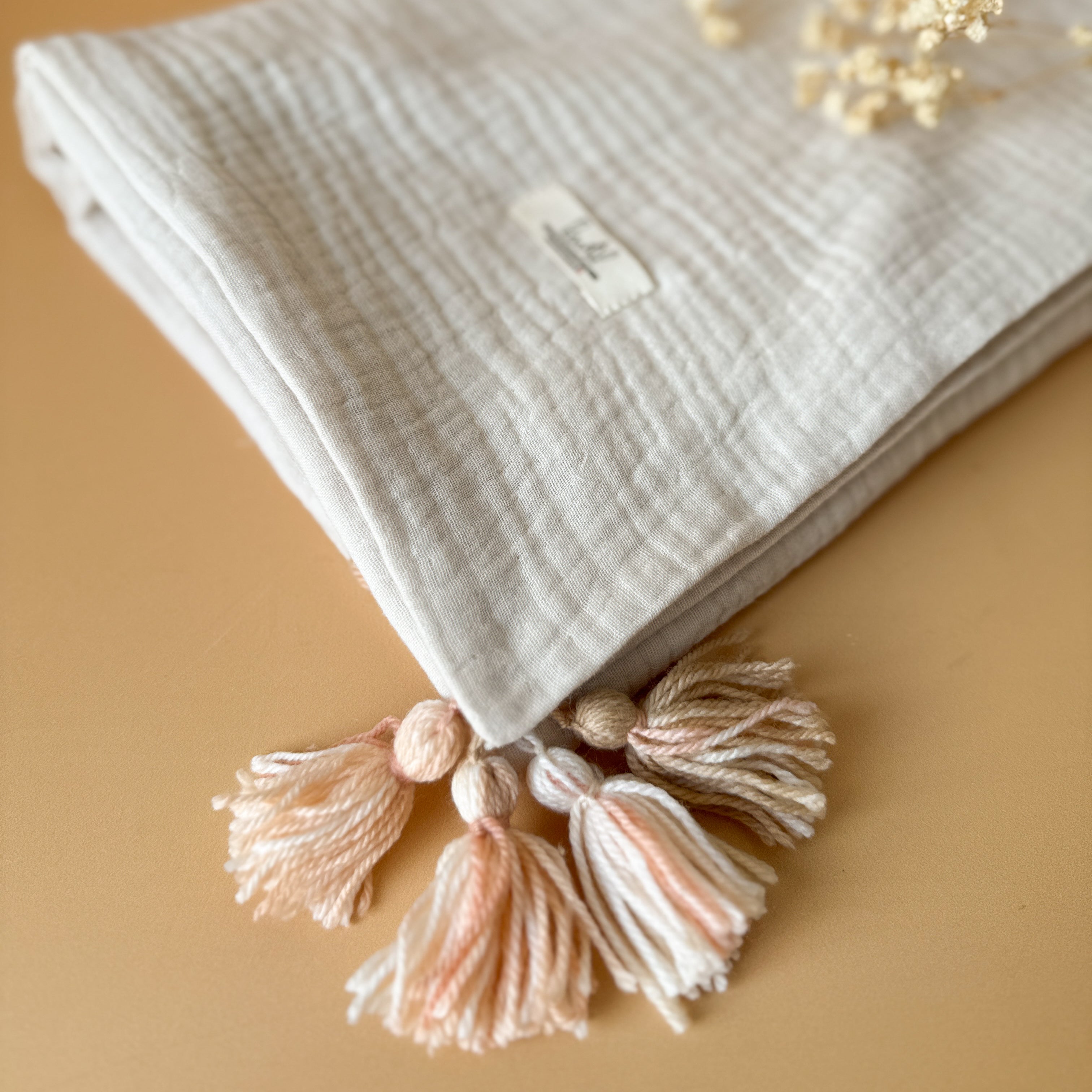 Couverture Beige Lin "plein été" en triple gaze de coton - Pompons fil chiné beige & saumon