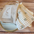 Comment nettoyer bébé sans l’irriter et en optant pour une démarche zéro déchet ? Ce lot de 4 lingettes est parfait  pour nettoyer bébé lors de son repas, sa toilette ou bien encore pour le change. Nos lingettes sont conçues en 100% gaze de coton et micro éponge de bambou extra douce labellisée OekoTex (sans produits chimiques). Ce lot de 4 lingettes vous sera envoyé dans un joli pochon de satin afin de les transporter facilement. Notre lot est composé de deux lingettes en gaze de coton au doux motif citron