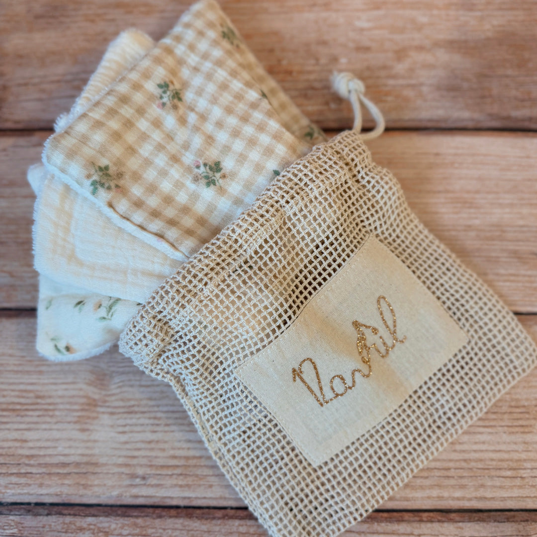 Comment nettoyer bébé sans l’irriter et en optant pour une démarche zéro déchet ? Ce lot de 4 lingettes est parfait  pour nettoyer bébé lors de son repas, sa toilette ou bien encore pour le change. Nos lingettes sont conçues en 100% gaze de coton et micro éponge de bambou extra douce labellisée OekoTex (sans produits chimiques). Ce lot de 4 lingettes vous sera envoyé dans un joli pochon de satin afin de les transporter facilement. Notre lot est composé de deux lingettes en gaze de coton au doux motif citron