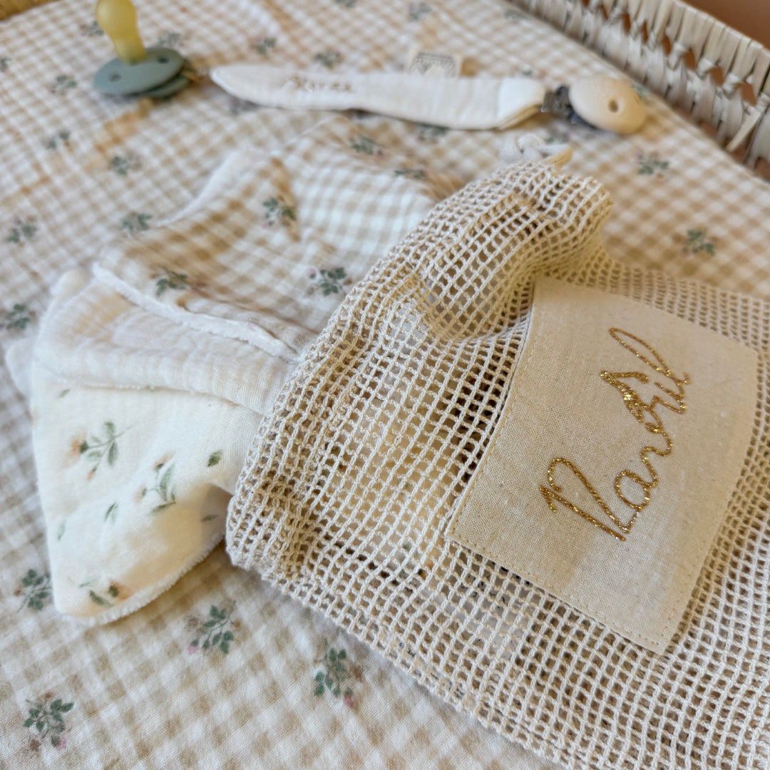 Comment nettoyer bébé sans l’irriter et en optant pour une démarche zéro déchet ? Ce lot de 4 lingettes est parfait  pour nettoyer bébé lors de son repas, sa toilette ou bien encore pour le change. Nos lingettes sont conçues en 100% gaze de coton et micro éponge de bambou extra douce labellisée OekoTex (sans produits chimiques). Ce lot de 4 lingettes vous sera envoyé dans un joli pochon de satin afin de les transporter facilement. Notre lot est composé de deux lingettes en gaze de coton au doux motif citron