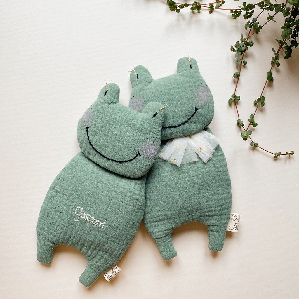 Doudou Grenouille Mme Rainette Vert Amande - Double gaze de coton brodé à la main