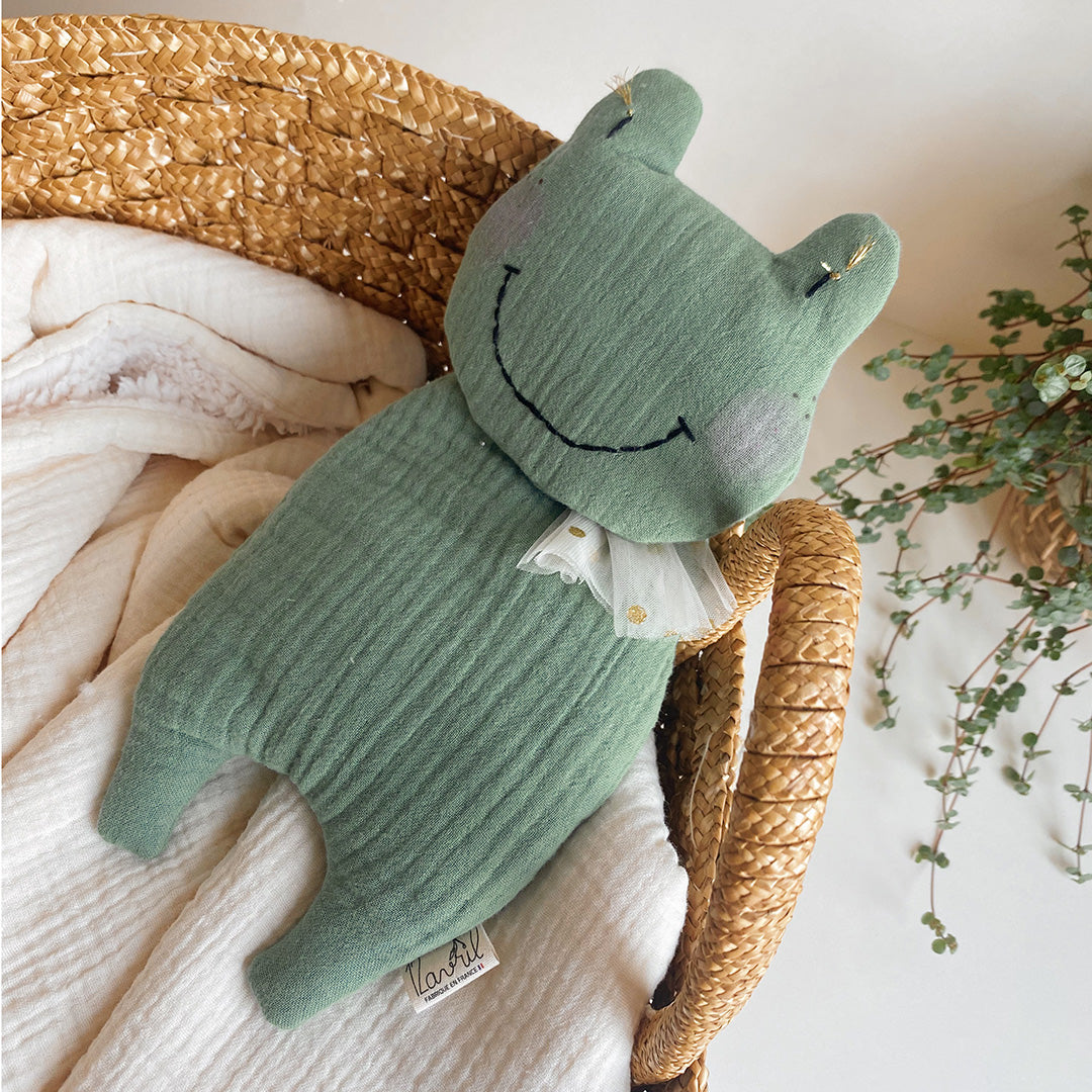 Doudou Grenouille Mme Rainette Vert Amande - Double gaze de coton brodé à la main