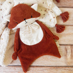 Optez pour le charmant doudou renard, parfait compagnon pour partager des instants doux et câlins avec votre bébé. Ce premier compagnon lui procurera une sensation de douceur et d'émerveillement, en faisant un cadeau idéal pour une naissance. Bébé appréciera la variété des matières afin de développer au mieux sa motricité fine. Le doudou Renard appelé Mr Renardeau est composé de 2 différents tissus : une micro éponge de bambou terracotta, idéale pour absorber les chagrins de bébé grâce à son séchage naturel