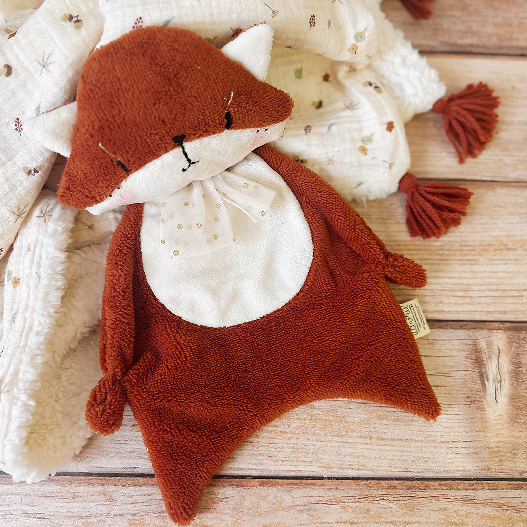 Optez pour le charmant doudou renard, parfait compagnon pour partager des instants doux et câlins avec votre bébé. Ce premier compagnon lui procurera une sensation de douceur et d'émerveillement, en faisant un cadeau idéal pour une naissance. Bébé appréciera la variété des matières afin de développer au mieux sa motricité fine. Le doudou Renard appelé Mr Renardeau est composé de 2 différents tissus : une micro éponge de bambou terracotta, idéale pour absorber les chagrins de bébé grâce à son séchage naturel