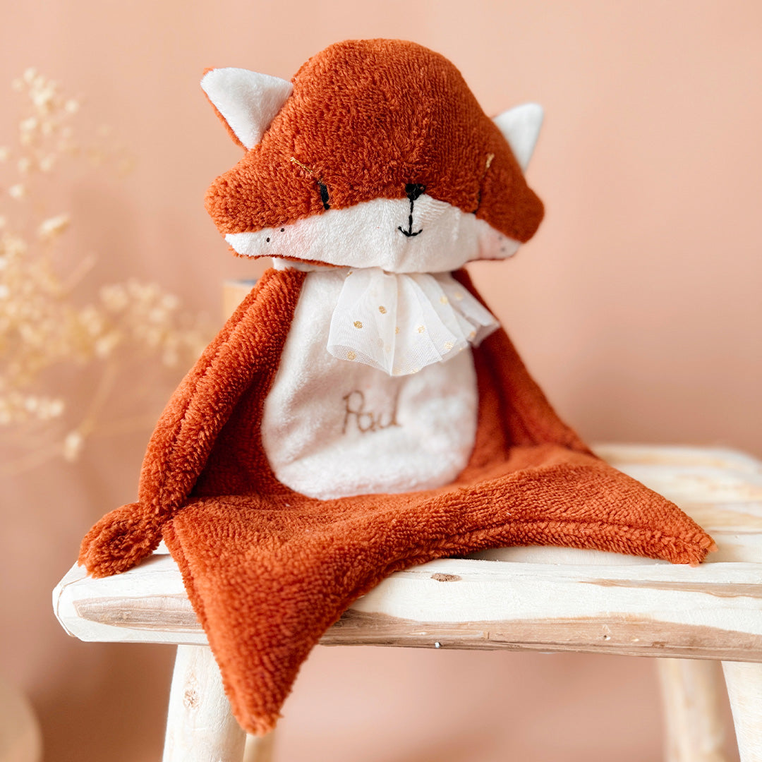 Optez pour le charmant doudou renard, parfait compagnon pour partager des instants doux et câlins avec votre bébé. Ce premier compagnon lui procurera une sensation de douceur et d'émerveillement, en faisant un cadeau idéal pour une naissance. Bébé appréciera la variété des matières afin de développer au mieux sa motricité fine. Le doudou Renard appelé Mr Renardeau est composé de 2 différents tissus : une micro éponge de bambou terracotta, idéale pour absorber les chagrins de bébé grâce à son séchage naturel