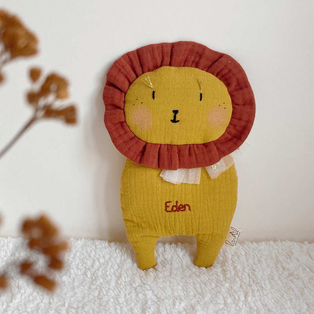 Doudou Mr Lion Terracotta et Moutarde - Double gaze de coton brodé à la main