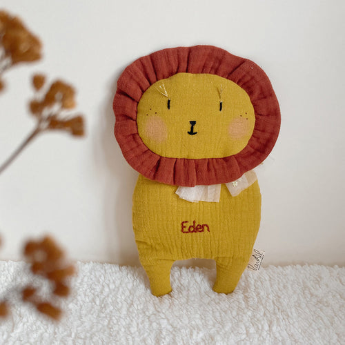Doudou Mr Lion Terracotta et Moutarde - Double gaze de coton brodé à la main