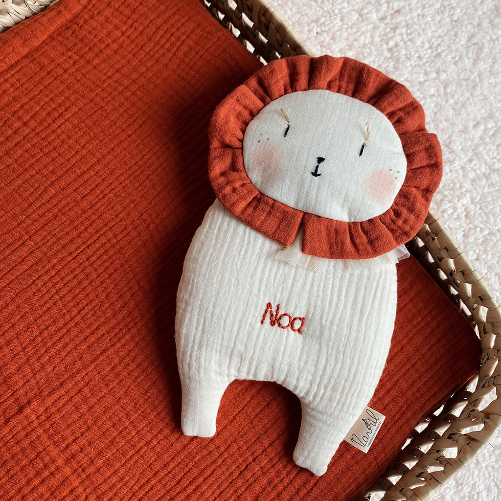 Doudou Mr Lion Terracotta et Écru - Triple gaze de coton brodé à la main