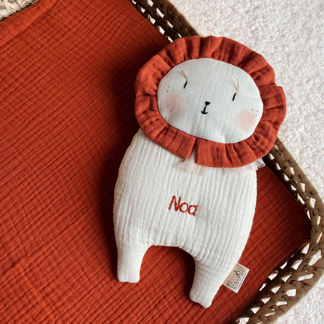 Doudou Mr Lion Terracotta et Écru - Triple gaze de coton brodé à la main