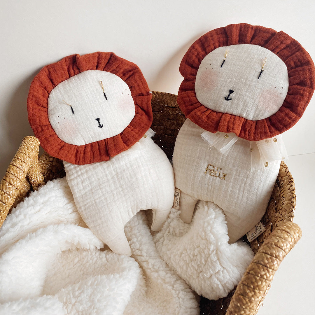 Doudou Mr Lion Terracotta et Écru - Triple gaze de coton brodé à la main