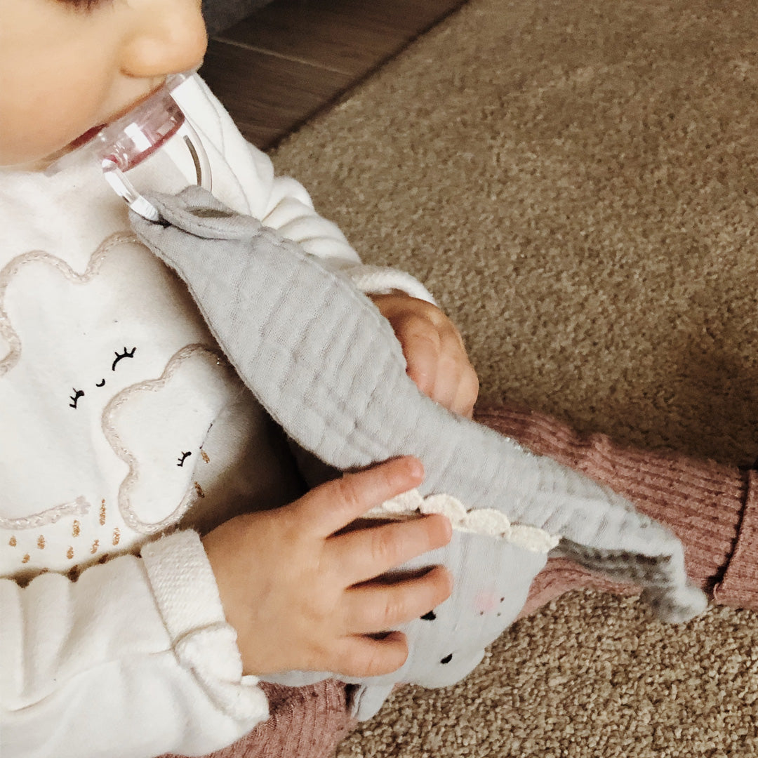 doudou attache tétine personnalisable prénom brodé e gaze de coton