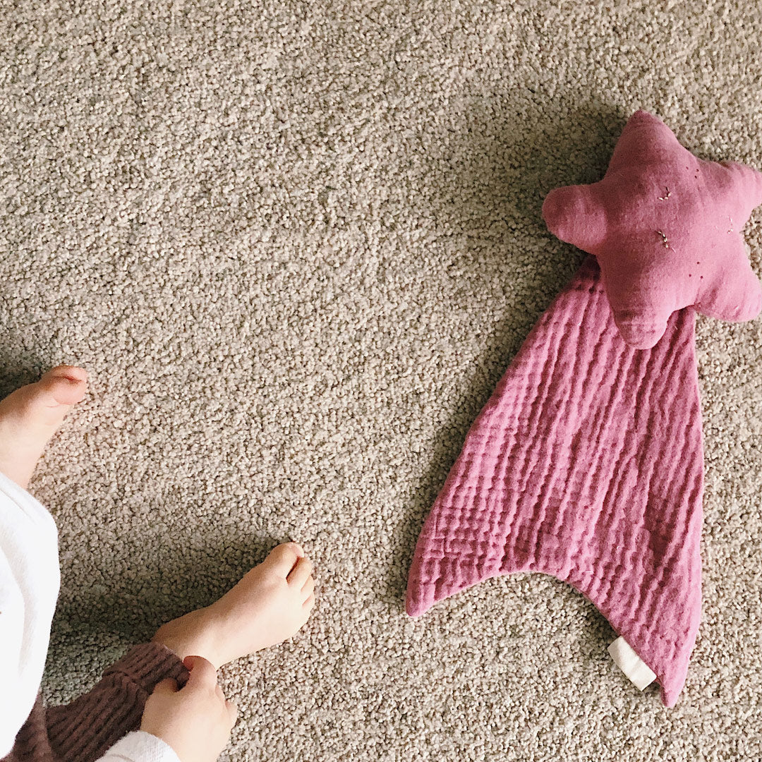 doudou étoile filante 12avril en gaze de coton brodé avec le prénom de bébé