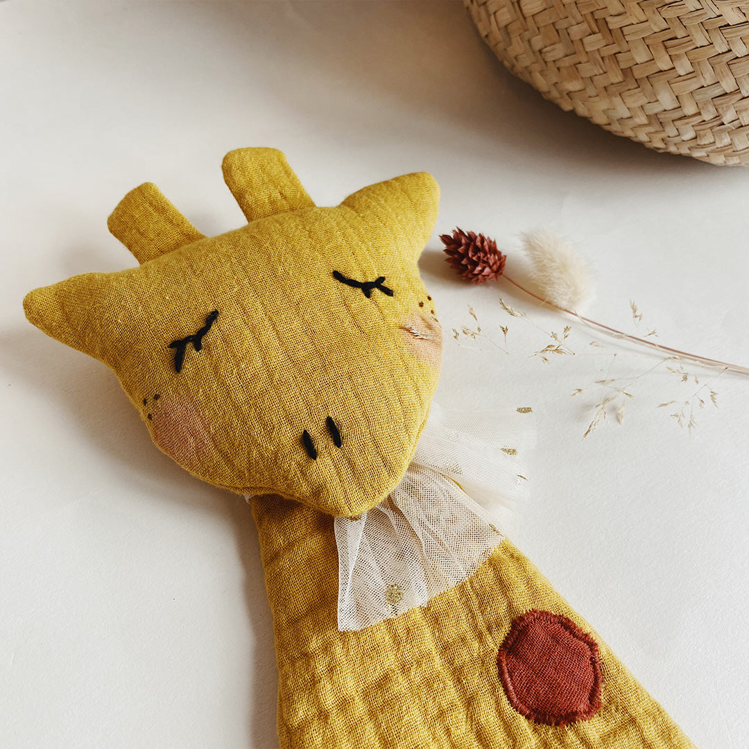 Doudou Mme Girafe Moutarde - Double gaze de coton brodé à la main