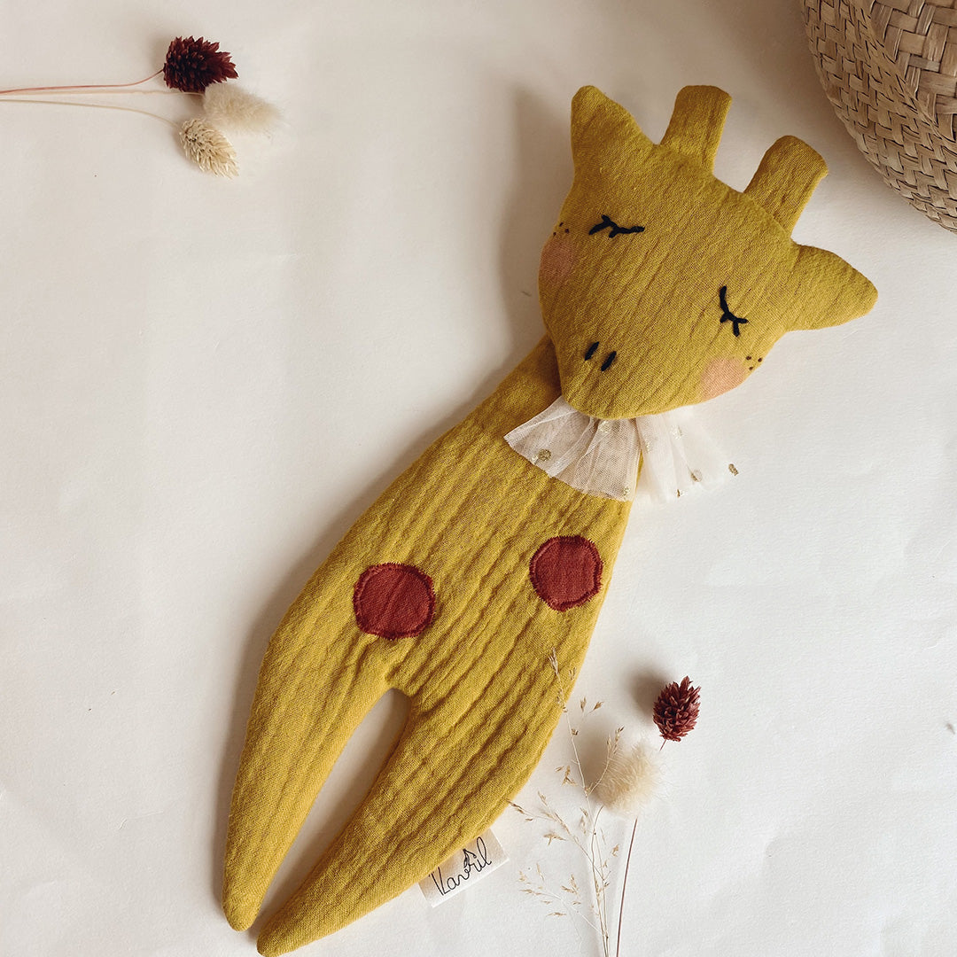 Doudou Mme Girafe Moutarde - Double gaze de coton brodé à la main
