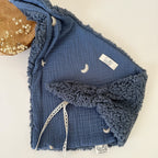 Quoi de mieux qu’un petit triangle tout doux, avec deux petites oreilles à malaxer ? Le doudou lange Charly, écharpe, lange d’allaitement… regorge de fonctions. Mais surtout bébé pourra le serrer contre lui et sentir son extrême douceur. Ce doudou lange deviendra le premier complice de bébé et sa source de réconfort pendant la sieste ou les moments câlins. Choisir le doudou lange Charly c'est promettre une véritable expérience tactile qui marquera vite la mémoire de bébé. Le doudou lange Charly comporte une