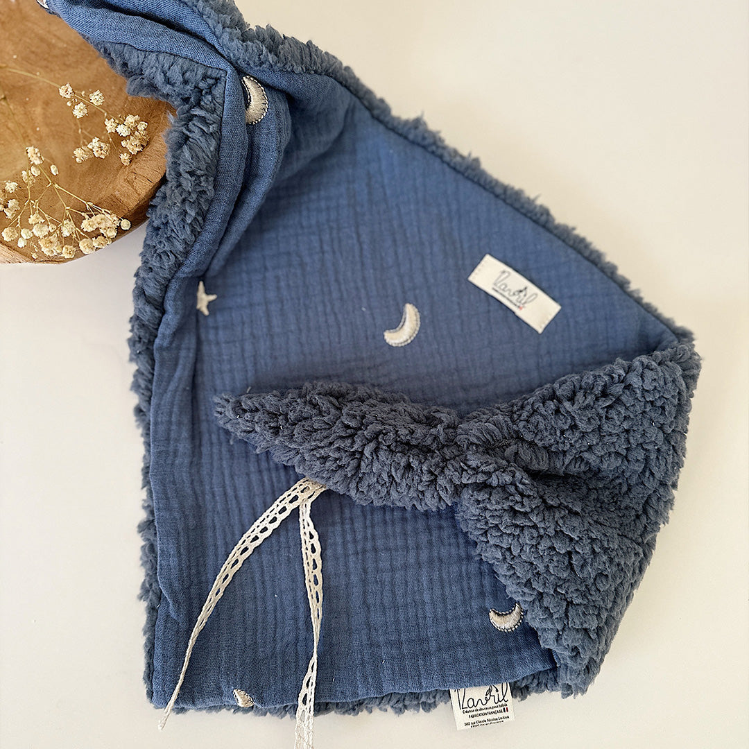 Quoi de mieux qu’un petit triangle tout doux, avec deux petites oreilles à malaxer ? Le doudou lange Charly, écharpe, lange d’allaitement… regorge de fonctions. Mais surtout bébé pourra le serrer contre lui et sentir son extrême douceur. Ce doudou lange deviendra le premier complice de bébé et sa source de réconfort pendant la sieste ou les moments câlins. Choisir le doudou lange Charly c'est promettre une véritable expérience tactile qui marquera vite la mémoire de bébé. Le doudou lange Charly comporte une