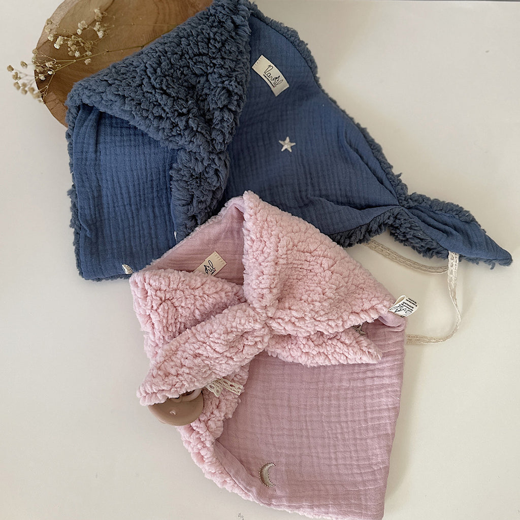Quoi de mieux qu’un petit triangle tout doux, avec deux petites oreilles à malaxer ? Le doudou lange Charly, écharpe, lange d’allaitement… regorge de fonctions. Mais surtout bébé pourra le serrer contre lui et sentir son extrême douceur. Ce doudou lange deviendra le premier complice de bébé et sa source de réconfort pendant la sieste ou les moments câlins. Choisir le doudou lange Charly c'est promettre une véritable expérience tactile qui marquera vite la mémoire de bébé. Le doudou lange Charly comporte une
