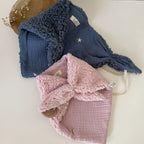 Quoi de mieux qu’un petit triangle tout doux, avec deux petites oreilles à malaxer ? Le doudou lange Charly, écharpe, lange d’allaitement… regorge de fonctions. Mais surtout bébé pourra le serrer contre lui et sentir son extrême douceur. Ce doudou lange deviendra le premier complice de bébé et sa source de réconfort pendant la sieste ou les moments câlins. Choisir le doudou lange Charly c'est promettre une véritable expérience tactile qui marquera vite la mémoire de bébé. Le doudou lange Charly comporte une