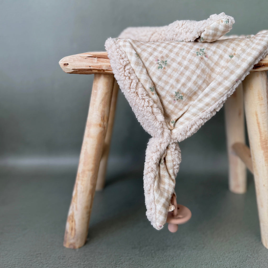Doudou Lange Sherpa beige - Motif Carreaux fleuris