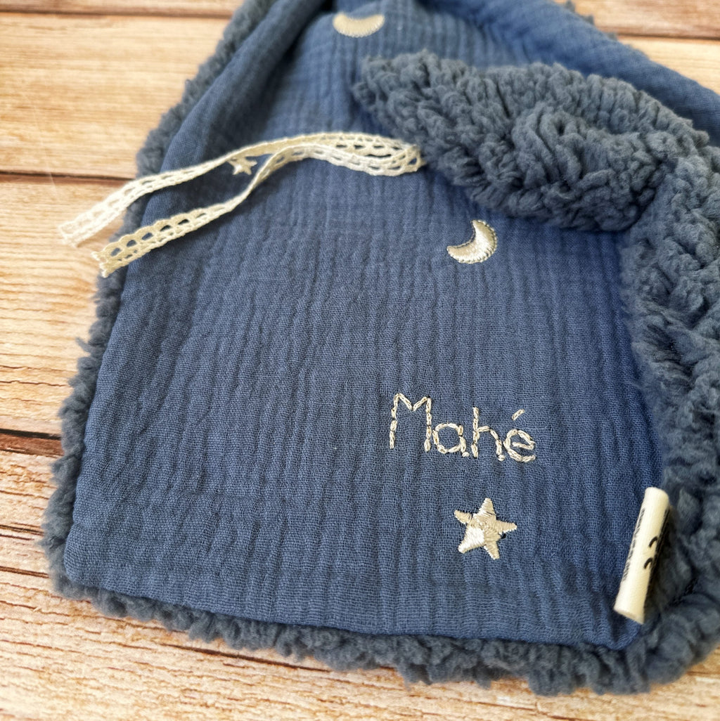 Quoi de mieux qu’un petit triangle tout doux, avec deux petites oreilles à malaxer ? Le doudou lange Charly, écharpe, lange d’allaitement… regorge de fonctions. Mais surtout bébé pourra le serrer contre lui et sentir son extrême douceur. Ce doudou lange deviendra le premier complice de bébé et sa source de réconfort pendant la sieste ou les moments câlins. Choisir le doudou lange Charly c'est promettre une véritable expérience tactile qui marquera vite la mémoire de bébé. Le doudou lange Charly comporte une