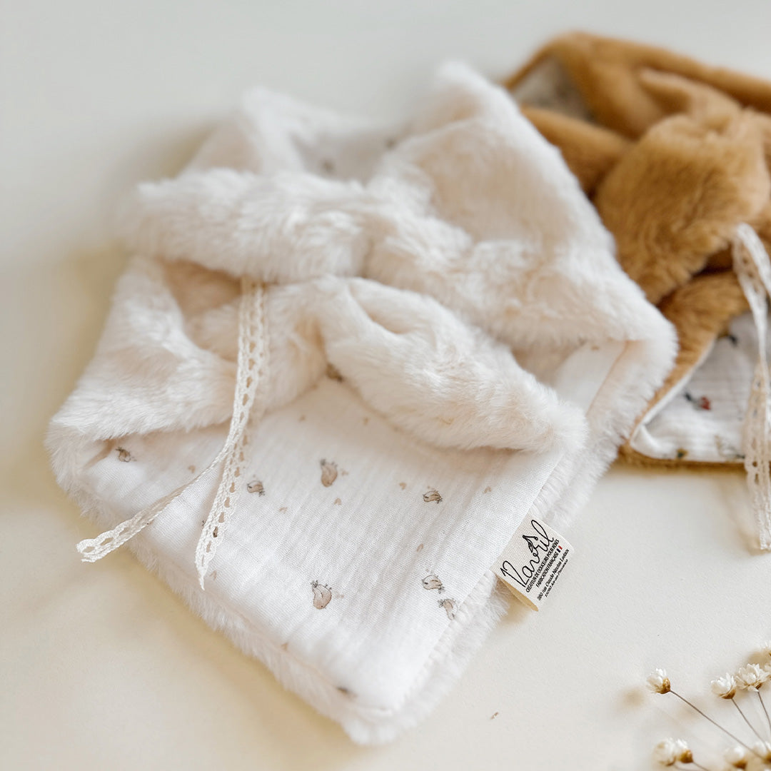 Doudou Lange motif rossignols. Fausse fourrure sherpa et double gaze de coton biologique hypoallergénique.