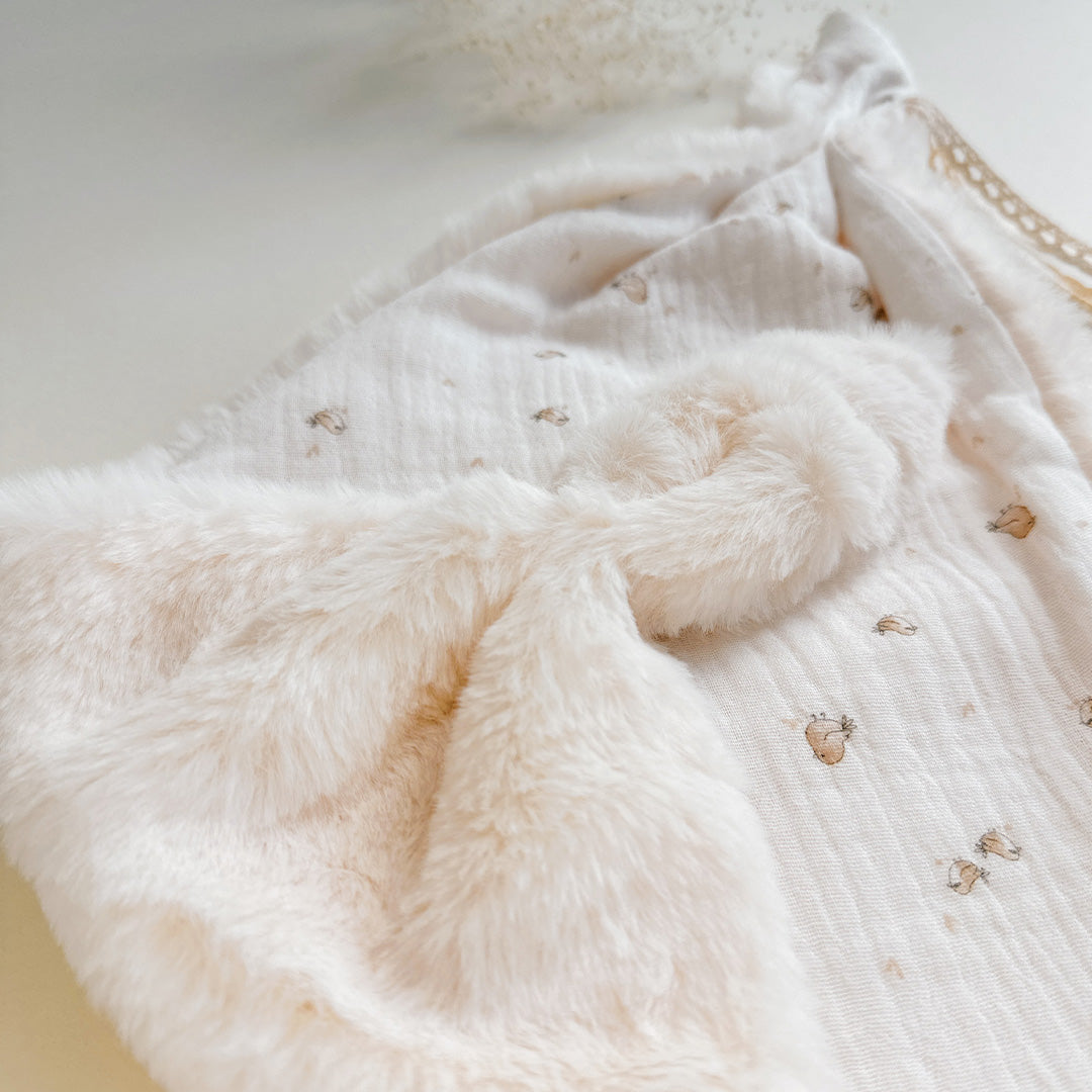 Doudou Lange motif rossignols. Fausse fourrure sherpa et double gaze de coton biologique hypoallergénique.