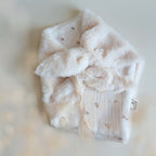 Doudou Lange motif rossignols. Fausse fourrure sherpa et double gaze de coton biologique hypoallergénique.