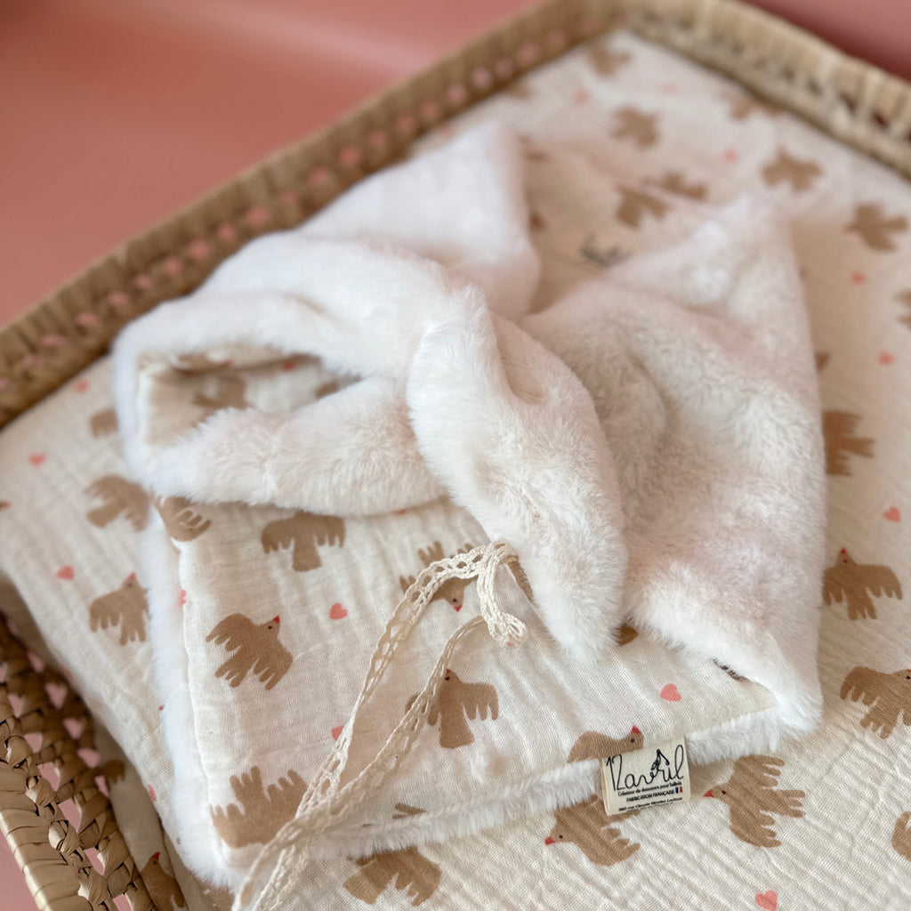 Doudou Lange Fourrure écrue - Motif Oiseaux / Coeurs rose