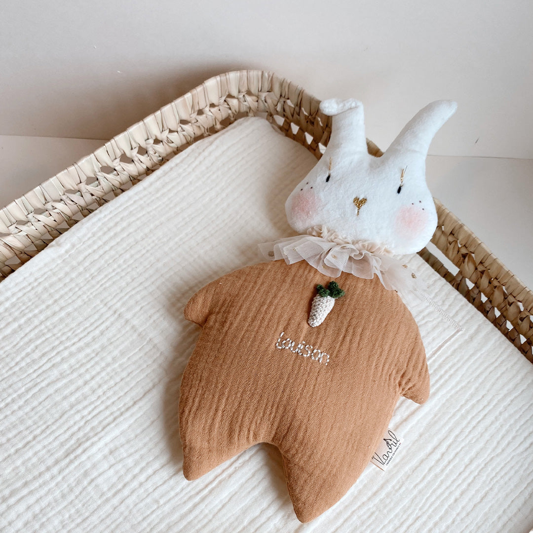 Doudou Mr Lapin Croq'Carotte - Triple gaze de coton brodé à la main