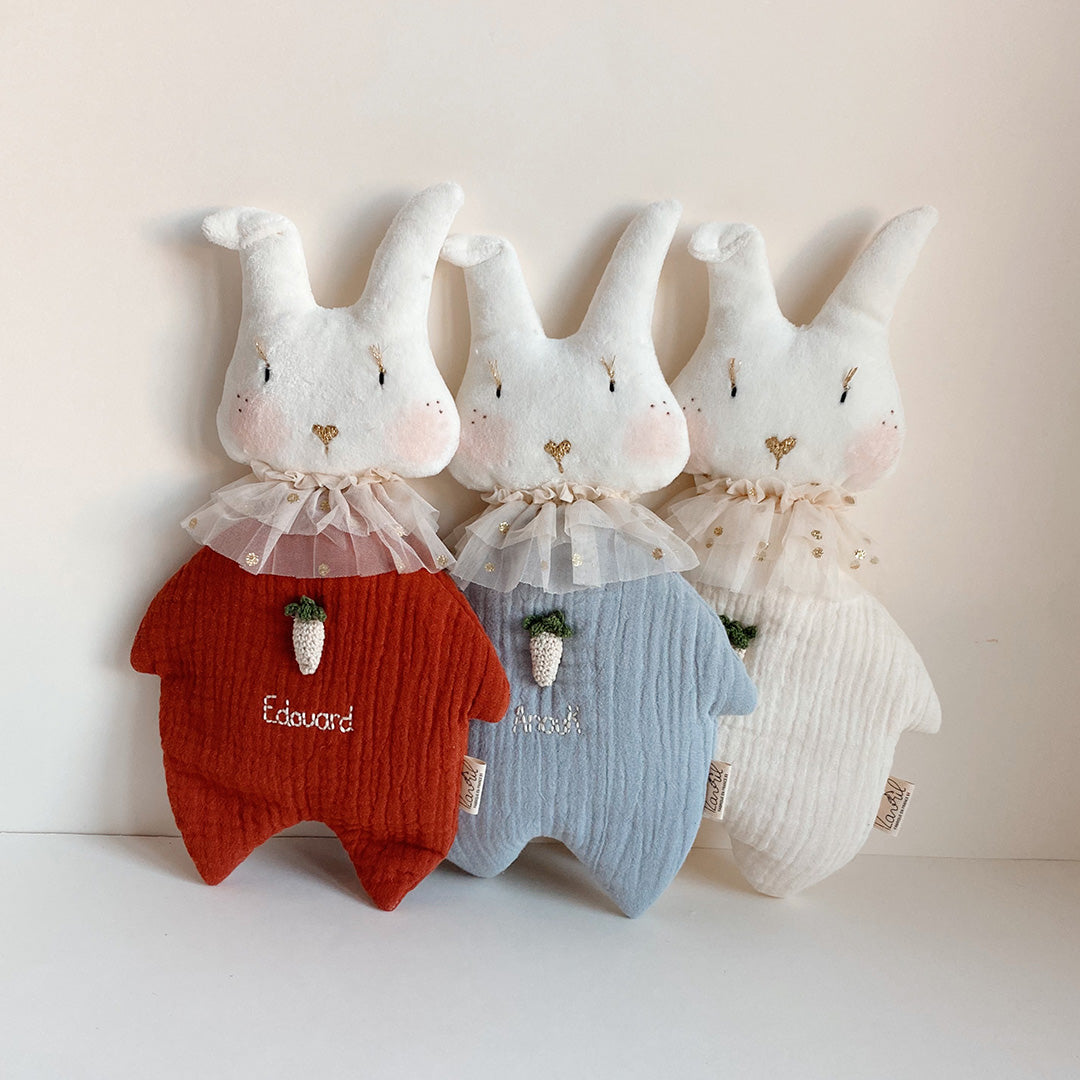 Doudou Mr Lapin Croq'Carotte - Triple gaze de coton brodé à la main