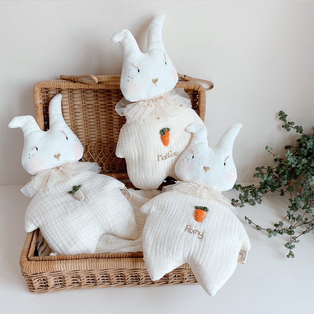 Doudou Mr Lapin Croq'Carotte - Triple gaze de coton brodé à la main