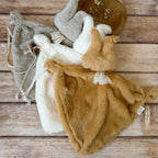 Offrez à votre bébé un compagnon de douceur avec ce magnifique doudou lange en forme de lapin, confectionné en 100% fausse fourrure ultra douce. Ce doudou, aussi mignon que réconfortant, deviendra vite l’allié idéal des moments câlins et des siestes. Sa texture soyeuse et moelleuse assure un toucher agréable et apaisant, parfait pour rassurer et calmer bébé à tout moment de la journée. Ce doudou lapin en fausse fourrure extra douce est bien plus qu’un simple accessoire. Il accompagne bébé dans ses découvert