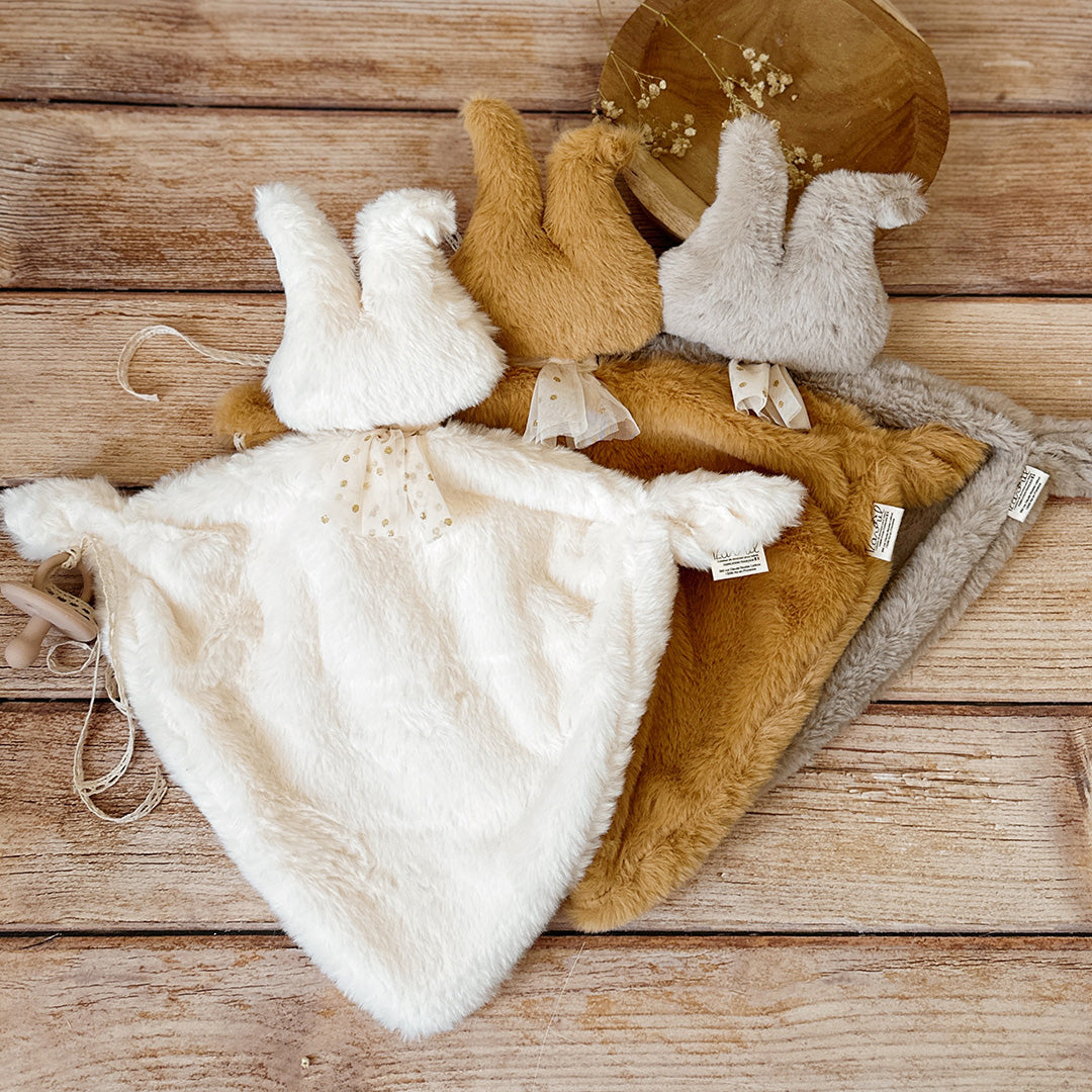 Offrez à votre bébé un compagnon de douceur avec ce magnifique doudou lange en forme de lapin, confectionné en 100% fausse fourrure ultra douce. Ce doudou, aussi mignon que réconfortant, deviendra vite l’allié idéal des moments câlins et des siestes. Sa texture soyeuse et moelleuse assure un toucher agréable et apaisant, parfait pour rassurer et calmer bébé à tout moment de la journée. Ce doudou lapin en fausse fourrure extra douce est bien plus qu’un simple accessoire. Il accompagne bébé dans ses découvert