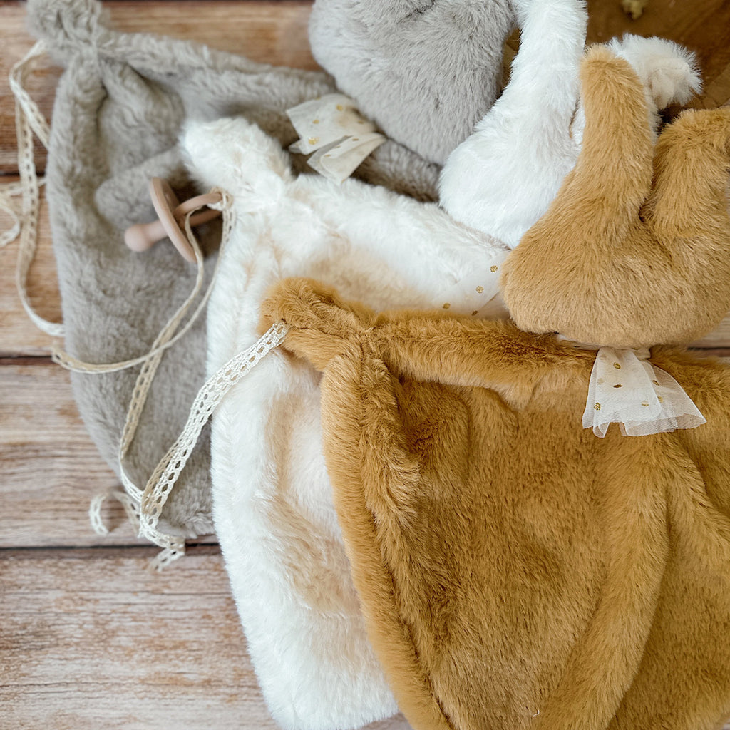 Offrez à votre bébé un compagnon de douceur avec ce magnifique doudou lange en forme de lapin, confectionné en 100% fausse fourrure ultra douce. Ce doudou, aussi mignon que réconfortant, deviendra vite l’allié idéal des moments câlins et des siestes. Sa texture soyeuse et moelleuse assure un toucher agréable et apaisant, parfait pour rassurer et calmer bébé à tout moment de la journée. Ce doudou lapin en fausse fourrure extra douce est bien plus qu’un simple accessoire. Il accompagne bébé dans ses découvert