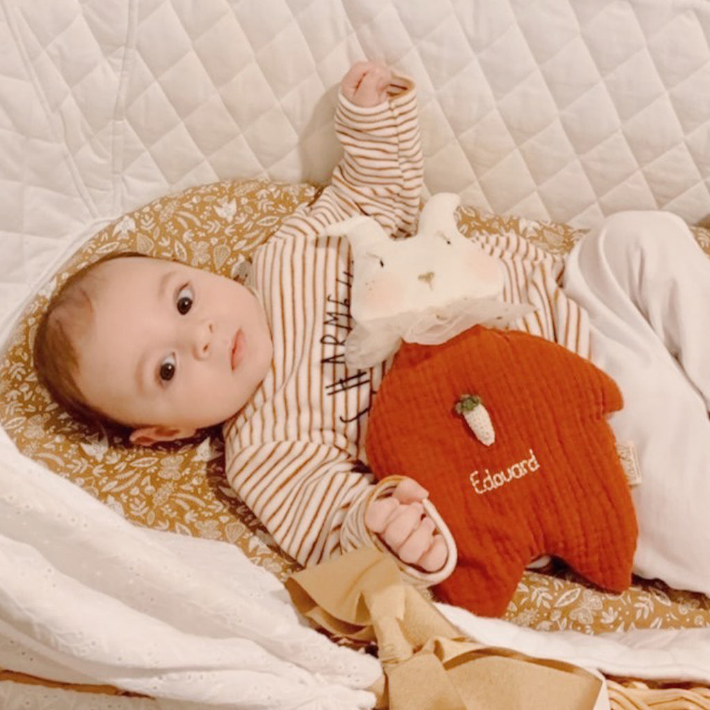 Doudou Mr Lapin Croq'Carotte - Triple gaze de coton brodé à la main