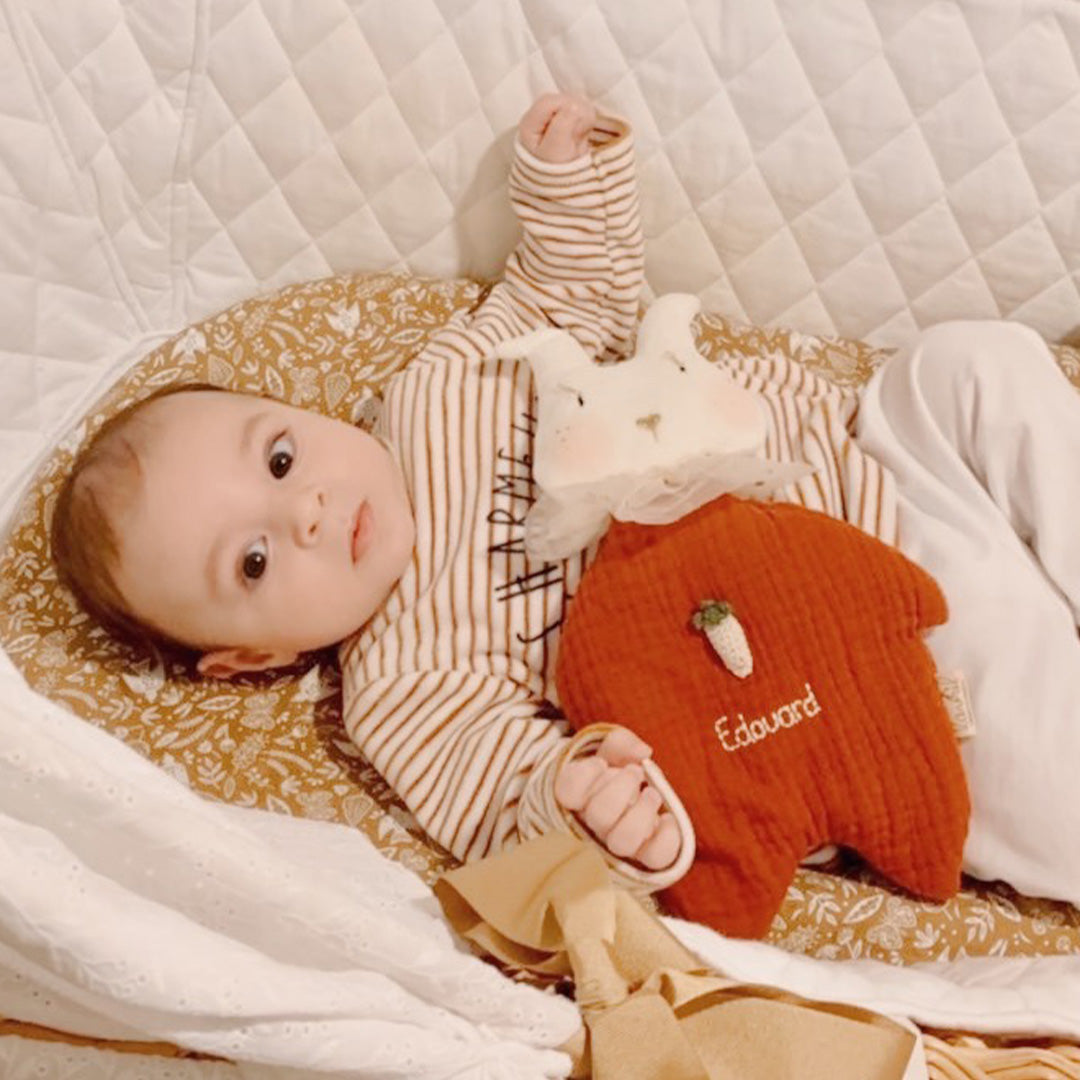 Doudou Mr Lapin Croq'Carotte - Triple gaze de coton brodé à la main