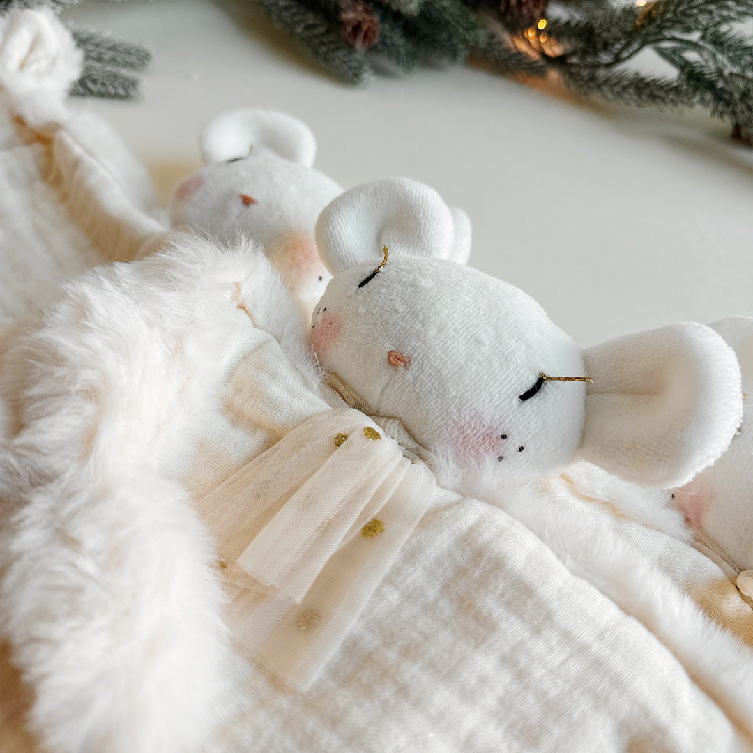 Doudou Léo le Souriceau - Souris d'hiver en fourrure et triple gaze de coton