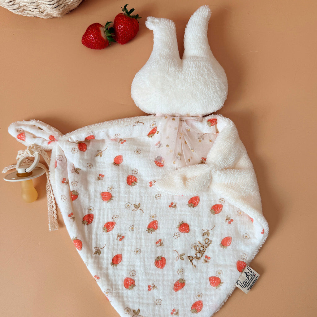 Doudou lange lapin - Micro éponge écrue et motif fraises cerises