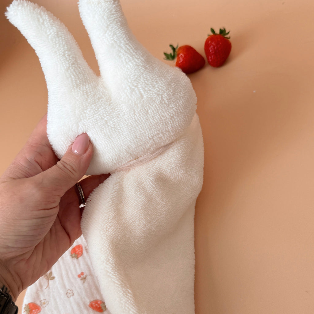 Doudou lange lapin - Micro éponge écrue et motif fraises cerises