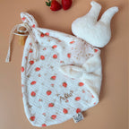 Doudou lange lapin - Micro éponge écrue et motif fraises cerises