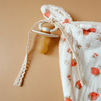 Doudou lange lapin - Micro éponge écrue et motif fraises cerises