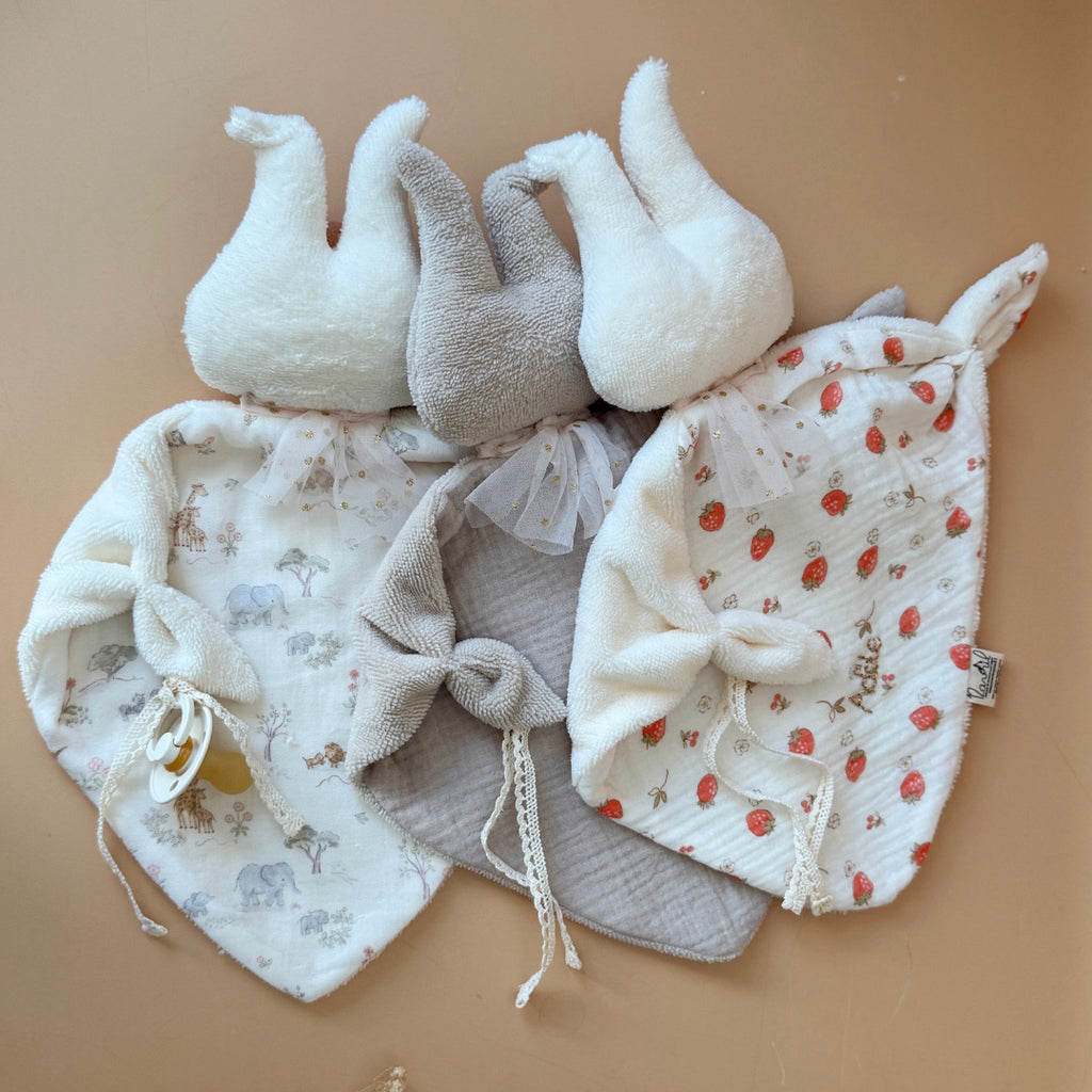 Doudou lange lapin - Micro éponge écrue et motif fraises cerises