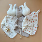 Doudou lange lapin - Micro éponge écrue et motif fraises cerises