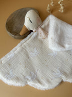 Doudou Mme Oie Écrue - Fourrure extra douce - Motif Oies Blanches