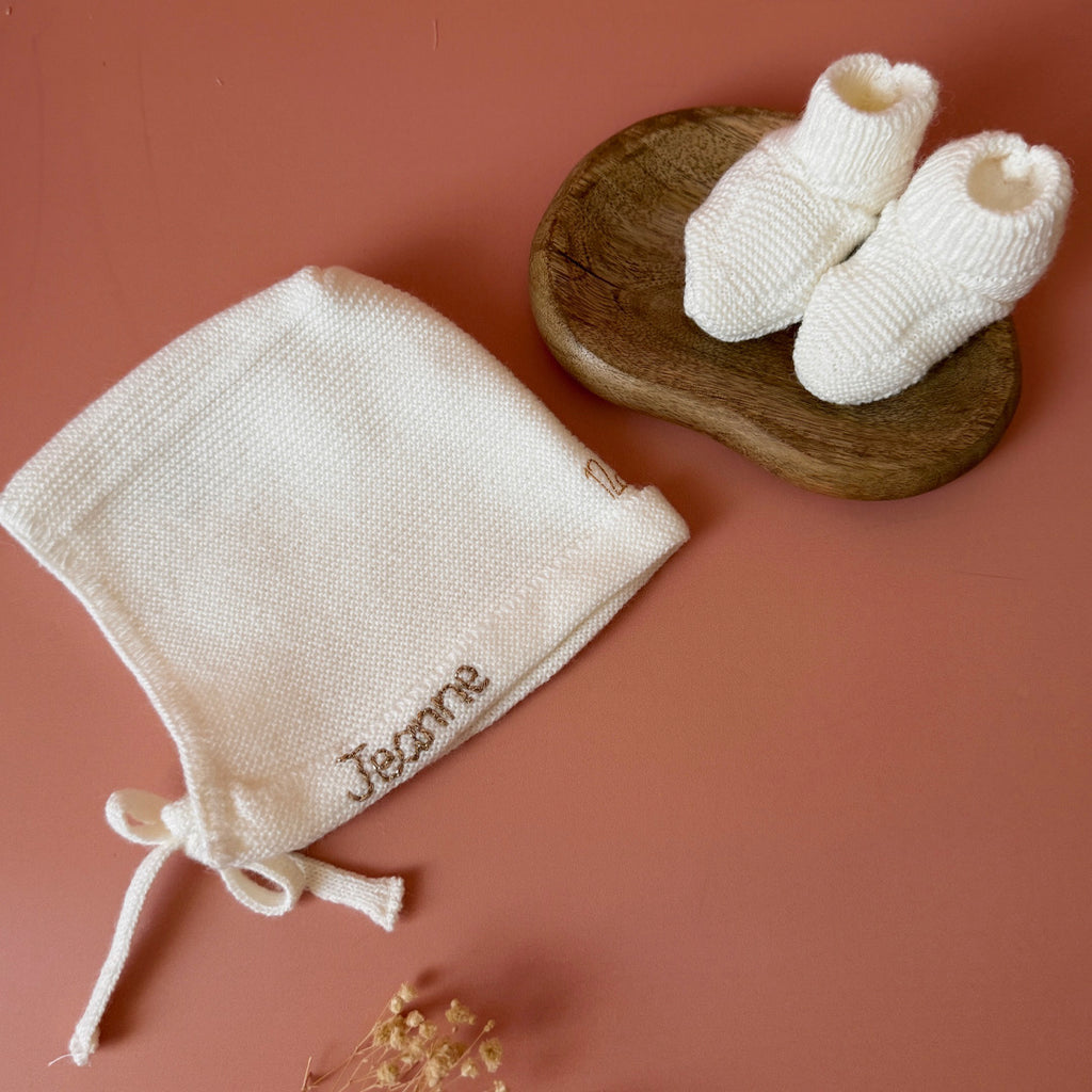Les premiers jours de bébé sont précieux, et chaque détail compte pour assurer son confort et sa chaleur. Les chaussons tricotés réchaufferont les petits pieds de votre tout-petit pour ces premiers jours. Tricoté avec soin cette laine alpaga apporte de la chaleur, une légèreté, un fil chaud , doux et léger. Ils sont fabriqués dans l’un de nos ateliers partenaires français. Grâce à sa texture et à sa conception, nos chaussons de naissance maintiennent la chaleur corporelle de votre bébé au niveau de ces peti