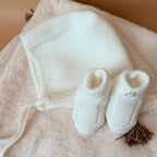 Les premiers jours de bébé sont précieux, et chaque détail compte pour assurer son confort et sa chaleur. Les chaussons tricotés réchaufferont les petits pieds de votre tout-petit pour ces premiers jours. Tricoté avec soin cette laine alpaga apporte de la chaleur, une légèreté, un fil chaud , doux et léger. Ils sont fabriqués dans l’un de nos ateliers partenaires français. Grâce à sa texture et à sa conception, nos chaussons de naissance maintiennent la chaleur corporelle de votre bébé au niveau de ces peti