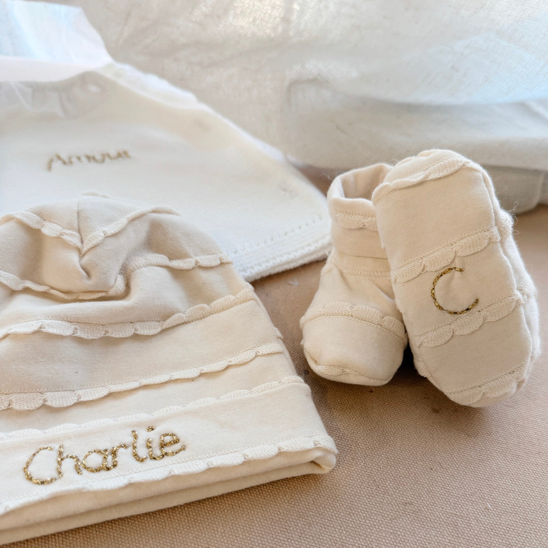 Immortaliser les premiers jours de vie de bébé avec ce joli petit bonnet personnalisé. Il est en 100% jersey de coton biologique écru. Il sera réchauffer bébé. Idéale pour annoncer le prénom de bébé à la naissance ! Le saviez-vous? Toutes les extrémités du corps de bébé sont les plus vulnérables au froid , pieds, mains, oreilles ... Même en plein été il est important de bien couvrir bébé dès la naissance, n'oublions pas qu'il sort d'un bain de 37° C depuis 9 mois ! Le petit plus: la broderie qui annonce le 